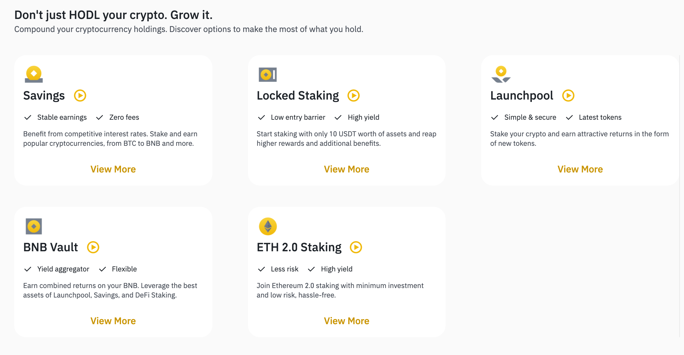 Screenshot der Binance Earn Seite. Der Screenshot zeigt die verschiedenen Features mit denen auf Binance Geld verdient werden kann: Savings, Locked Staking, Launchpool, BNB Vault und ETH 2.0 Staking.