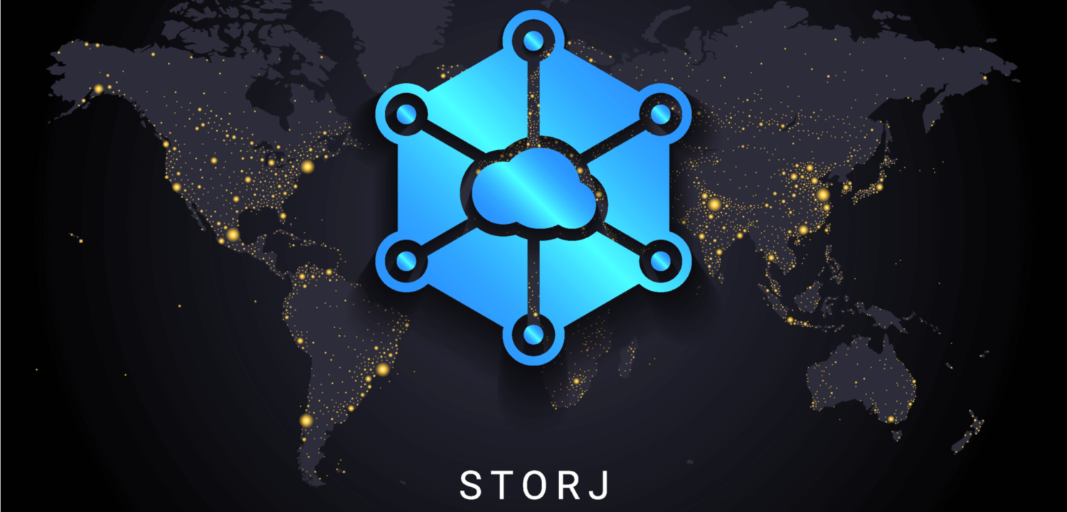 Storj Logo auf einer Weltkarte. Die Weltkarte ist in grau und schwarz. Städte sind leuchtend in gelb eingezeichnet.