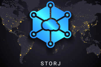 Storj Logo auf einer Weltkarte. Die Weltkarte ist in grau und schwarz. Städte sind leuchtend in gelb eingezeichnet.
