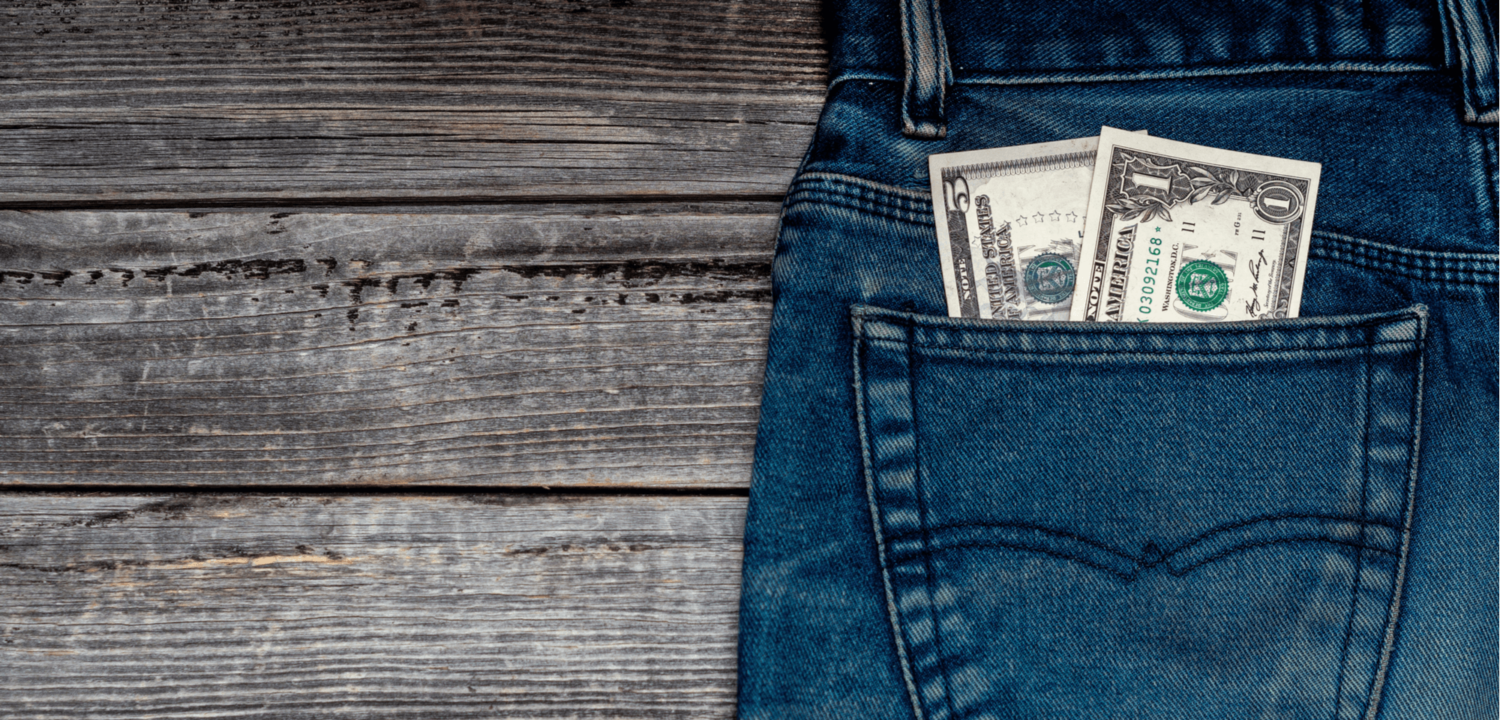Jeans, welche eine 1-Dollar und eine 5-Dollar Note in der Hintertasche eingesteckt hat. Die Jeans trägt (engl. «carry») Bargeld (engl. «cash»).